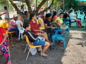 Grupo de personas de Córdoba sentadas en sillas