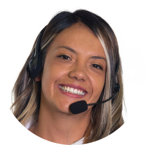 Mujer sonriendo con diadema de call center