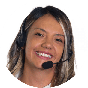 Mujer sonriendo con diadema de call center