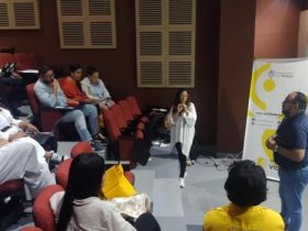 Mujer exponiendo ideas en auditorio