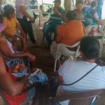 Grupo de personas reunidas socializando entre si en Berruguita Macayepo