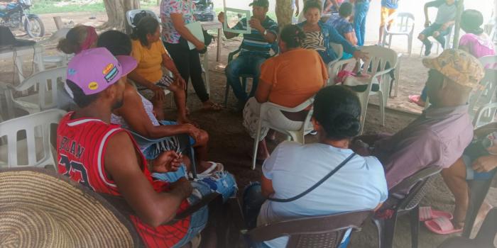 Grupo de personas reunidas socializando entre si en Berruguita Macayepo