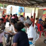 Grupo de personas del consejo comunitario de Bolivar reunidas socializando entre si