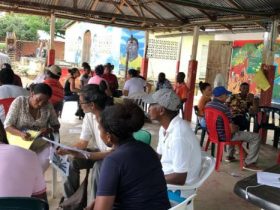 Grupo de personas del consejo comunitario de Bolivar reunidas socializando entre si