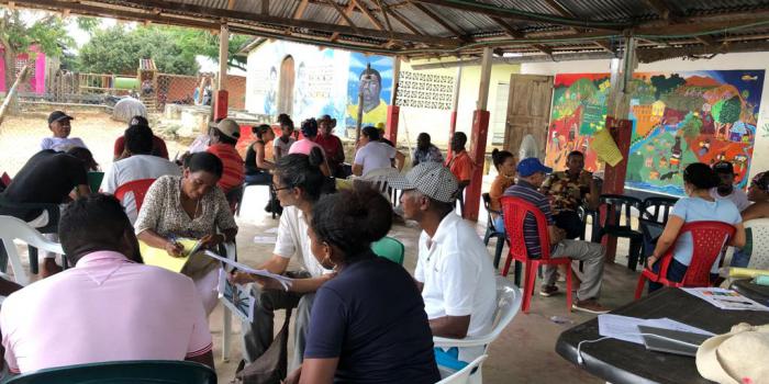 Grupo de personas del consejo comunitario de Bolivar reunidas socializando entre si