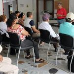 Grupo de perssonas recibiendo charla