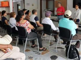 Grupo de perssonas recibiendo charla