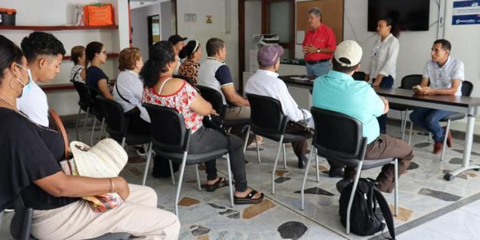 Grupo de perssonas recibiendo charla