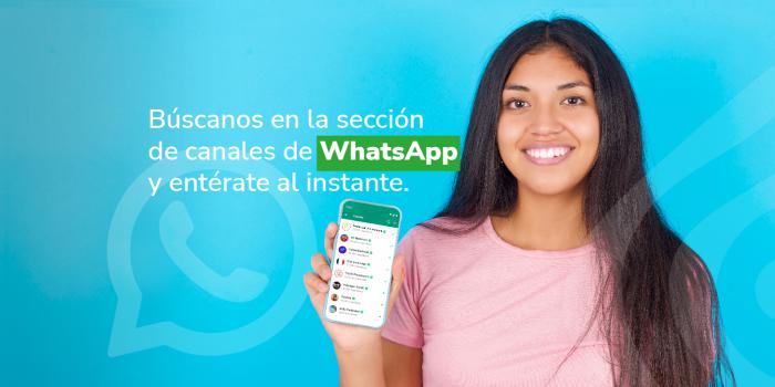 Mujer joven con celular en su mano promocionando app de Whatsapp