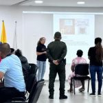 Grupo de personas viendo diapositiva proyectada en pared