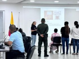 Grupo de personas viendo diapositiva proyectada en pared