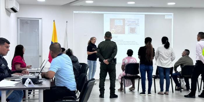 Grupo de personas viendo diapositiva proyectada en pared