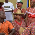 Gropu de personas afrodescendientes reunidas en festival