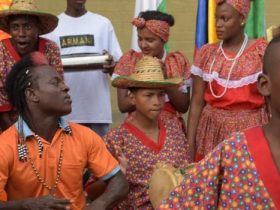 Gropu de personas afrodescendientes reunidas en festival