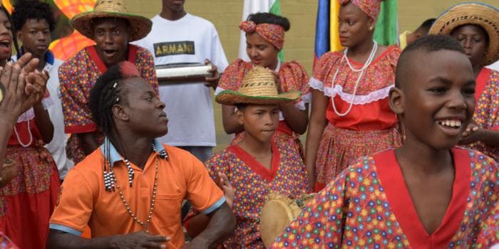 Gropu de personas afrodescendientes reunidas en festival