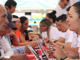 Grupo de personas siendo atendidas por funcionarios
