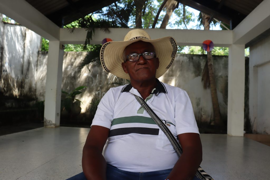 Foto de Nárcido con sombrero y mochila 