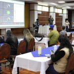 Grupo de personas viendo diapositiva proyectada en pared