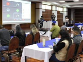 Grupo de personas viendo diapositiva proyectada en pared