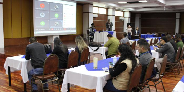 Grupo de personas viendo diapositiva proyectada en pared