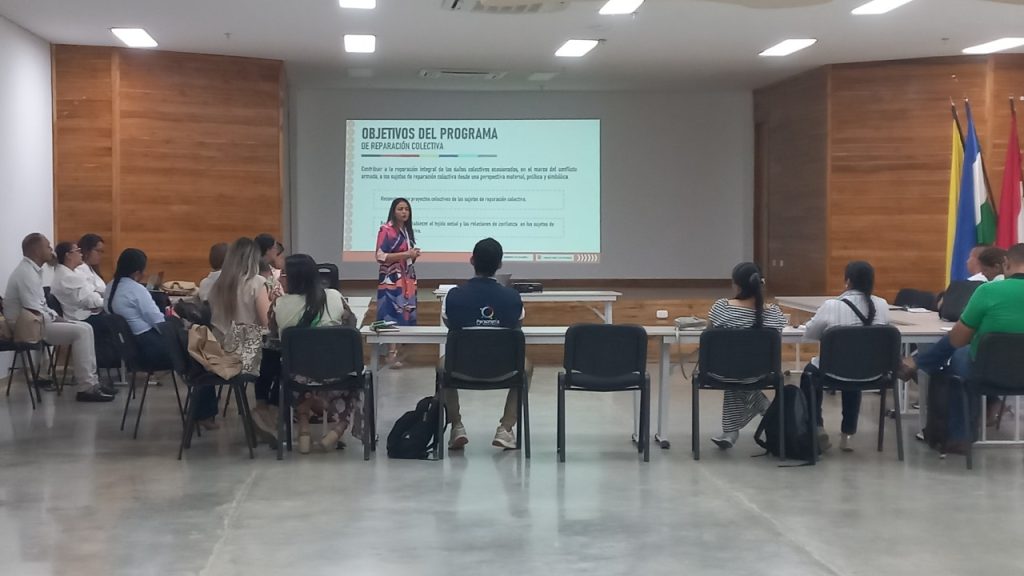 Mujer exponiendo con videobean a mesa de trabajo