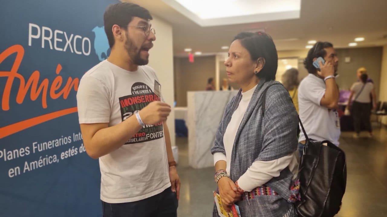 Directora Patricia Tobon siendo entrevistada en una jornada de Nueva York