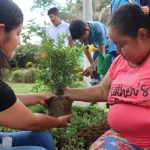 Dos mujeres siembran un árbol