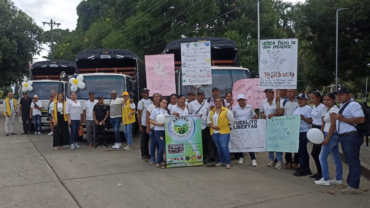 Entrega de camiones para víctimas del conflicto en Córdoba.