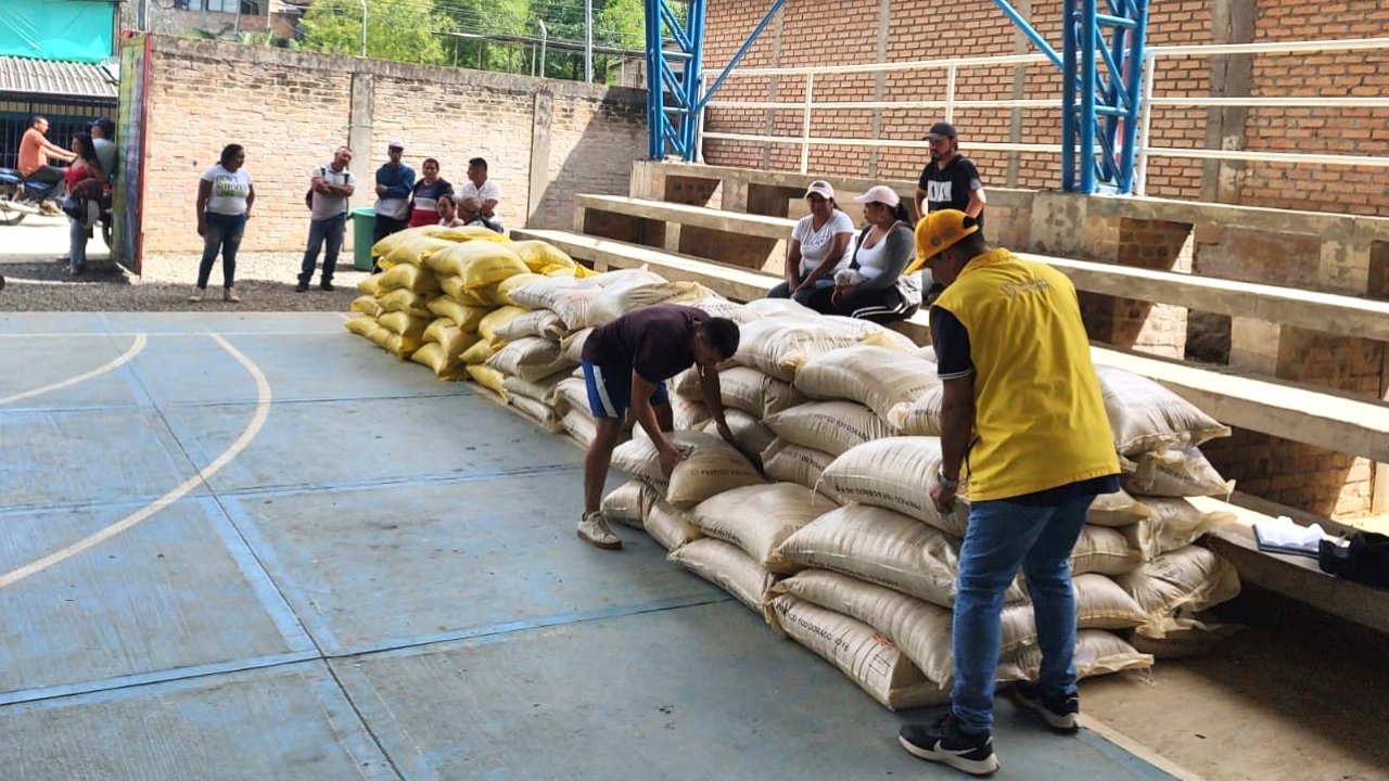 Entrega de dotaciones en Argelia y Morales, Cauca.