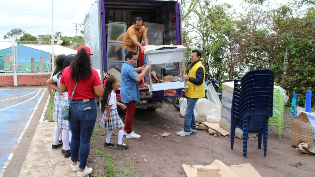 Entrega de dotación inmobiliaria escolar en Policarpa, Nariño.