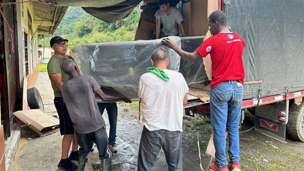 Entrega de dotación escolar en Puerto Rico, Risaralda.