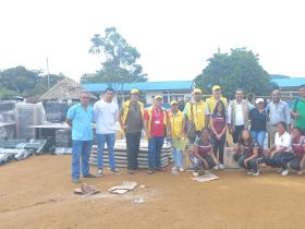 Entrega de mobiliario escolar en Puerto Libertador, Córdoba.