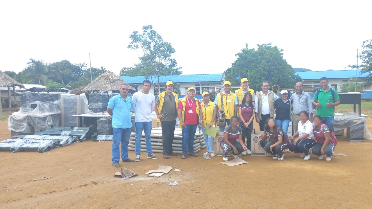 Entrega de mobiliario escolar en Puerto Libertador, Córdoba.