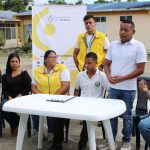 Entrega de mobiliario escolar en Cofania Jardines de Sucumbios, Nariño.