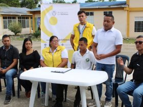 Entrega de mobiliario escolar en Cofania Jardines de Sucumbios, Nariño.