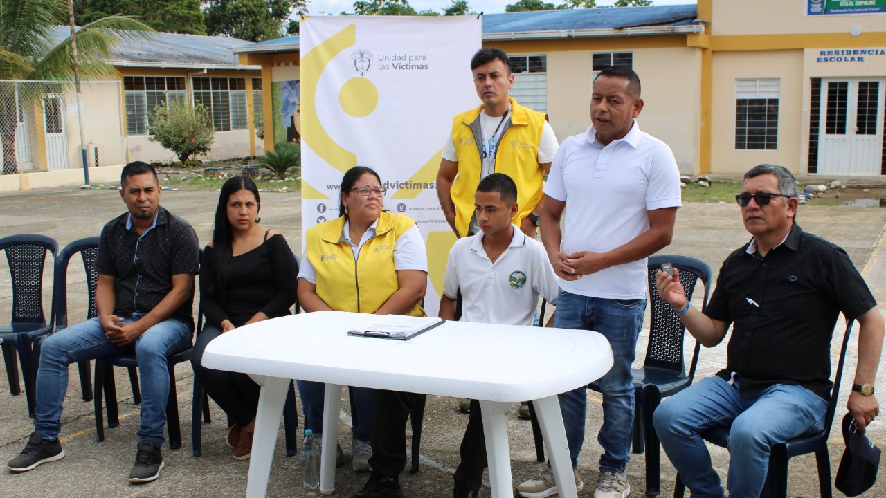 Entrega de mobiliario escolar en Cofania Jardines de Sucumbios, Nariño.