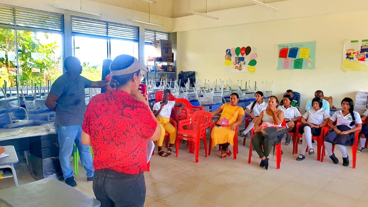 Entrega de mobiliario escolar en Leguízamo y Puerto Caicedo, Putumayo.