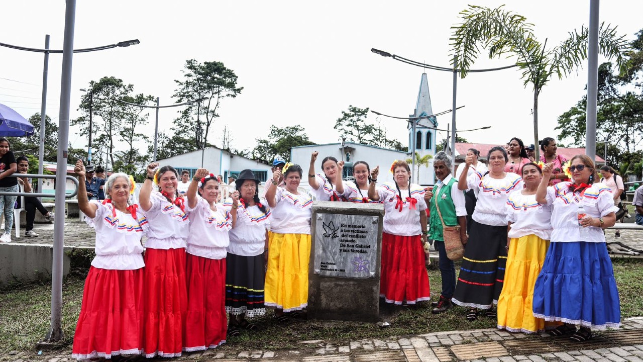 Entrega de placa conmemorativa en Viotá, Cundinamarca.