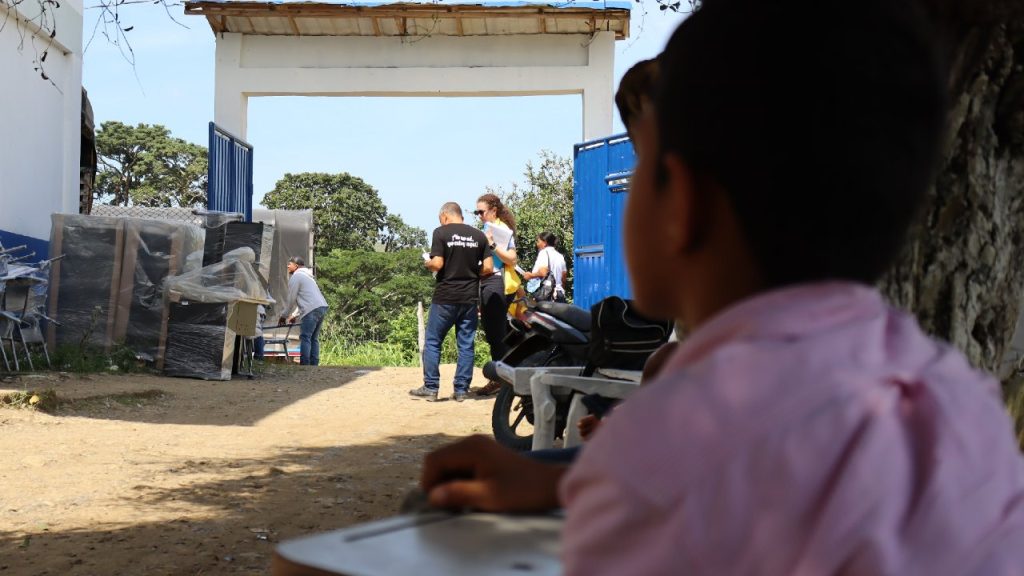 Entrega de mobiliario en San Juan de Urabá, Antioquia.