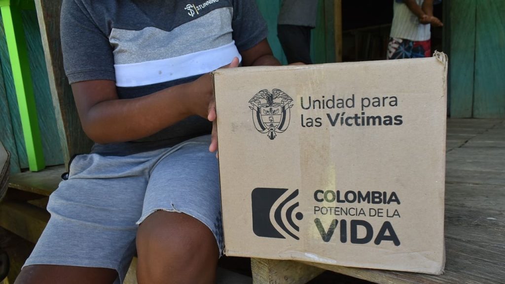 Persona con caja de ayuda humanitaria