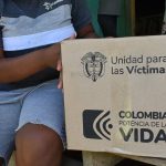 Persona con caja de ayuda humanitaria