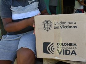 Persona con caja de ayuda humanitaria