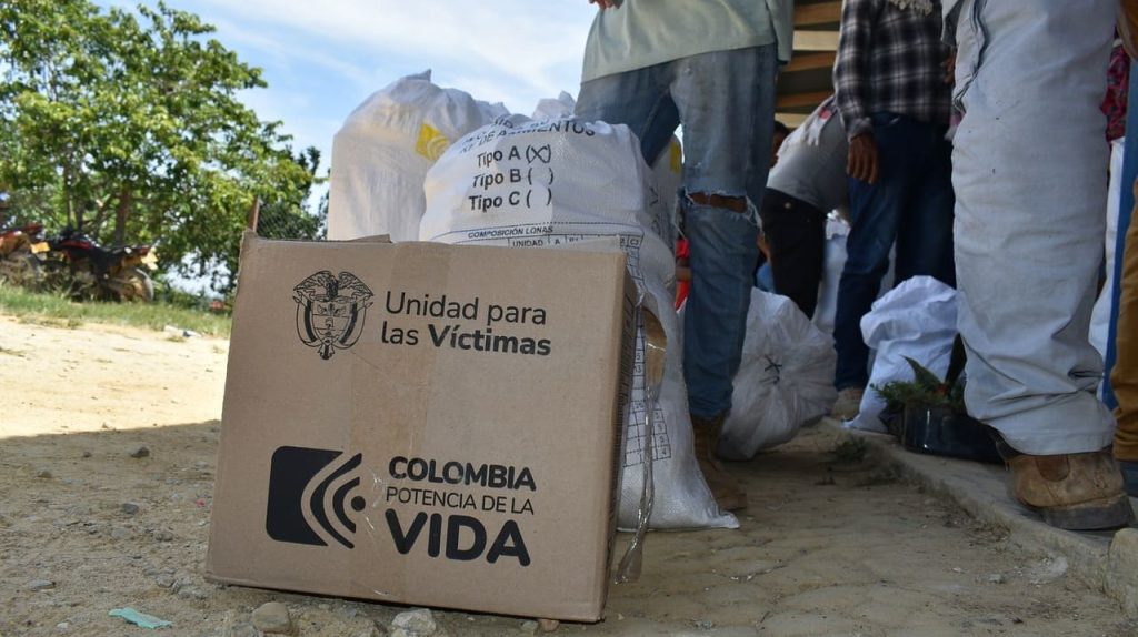 Caja y bulto de ayuda humanitaria