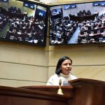 Patricia Tobón exponiendo ante el congreso la política de víctimas y paz