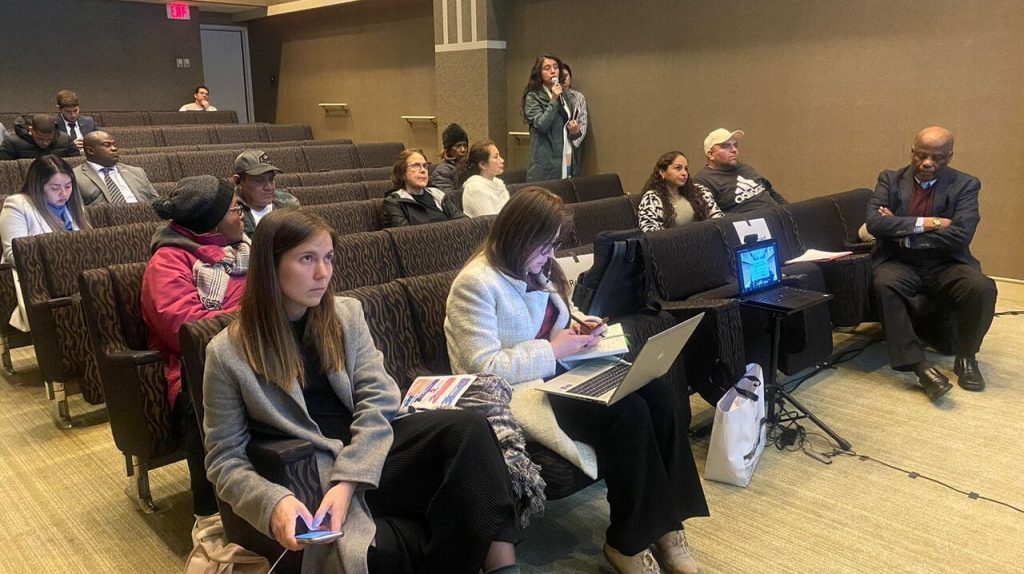 Grupo de personas sentadas en auditorio