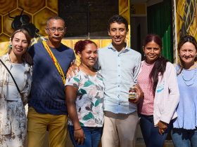 Egan Bernal al lado de cuatro mujeres y un hombre