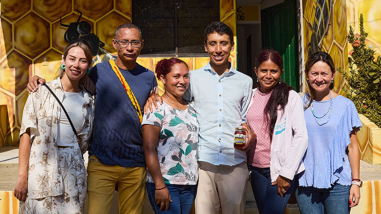 Egan Bernal al lado de cuatro mujeres y un hombre