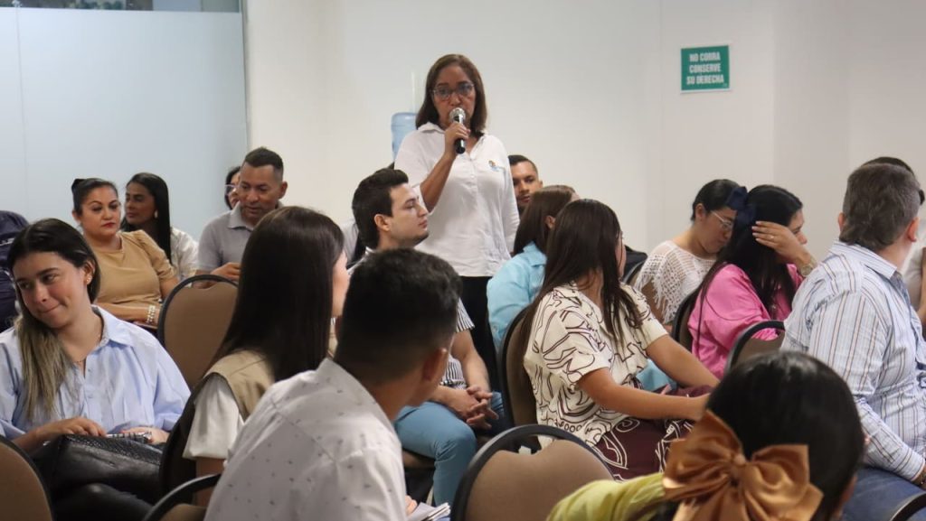 Mujer hablando por microfono en un auditorio