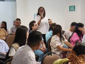 Mujer hablando por microfono en un auditorio