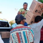 Personas entregan ayudas humanitarias en La Guajira